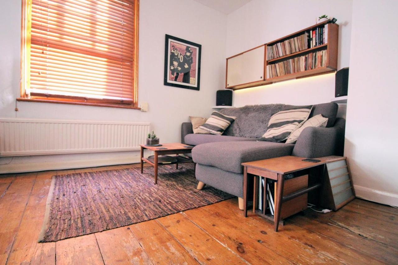 Traditional Victorian 2 Bed In Cobbled Street + Mod Cons - Full Home London Exterior foto